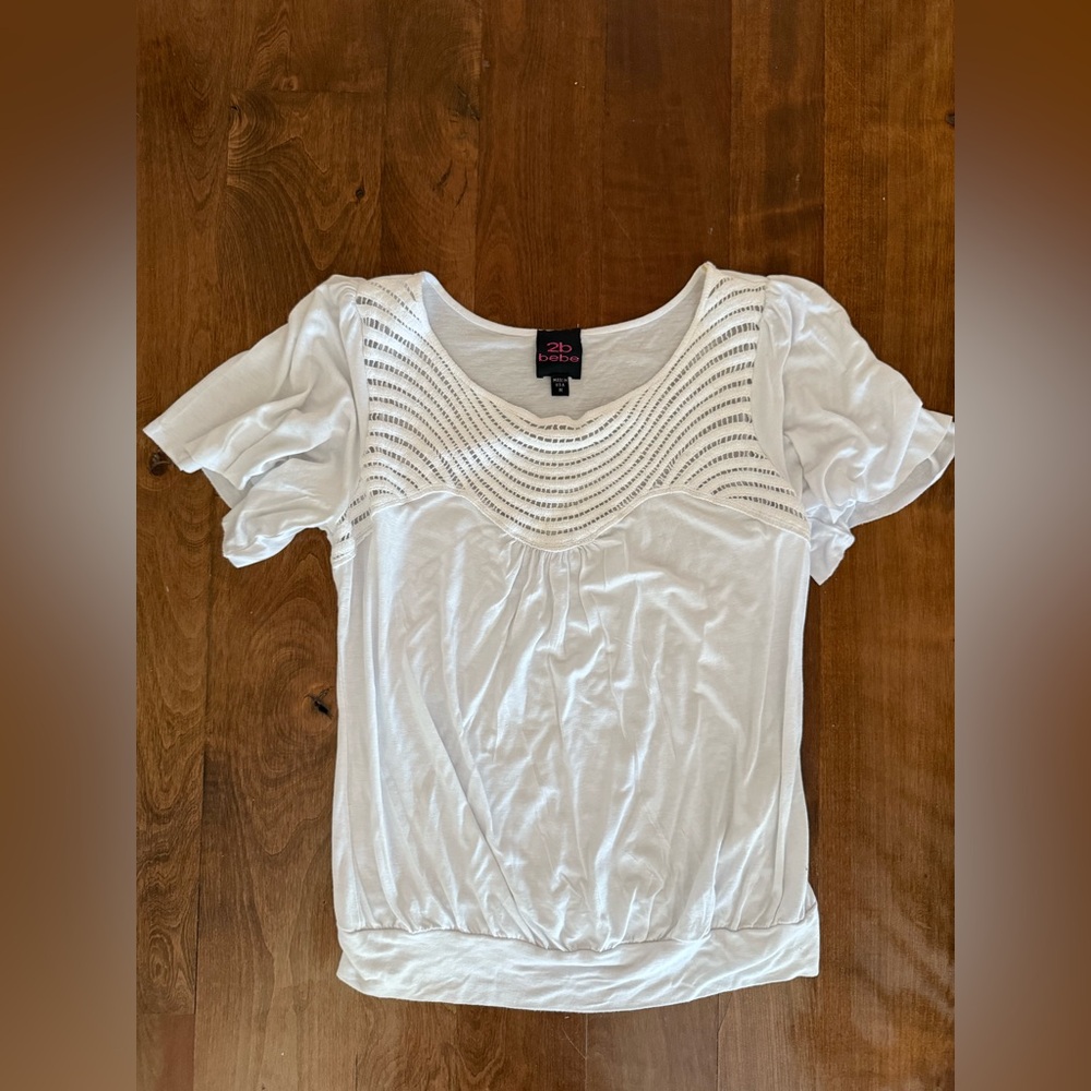 Top 2b Bebe shirt short sleeved white lace look. M